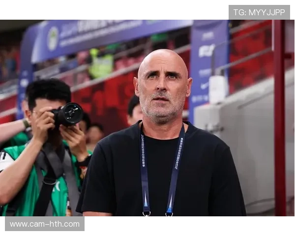 里昂主场球迷展示巨型TIFO，致敬球队13连胜创队史第二长纪录